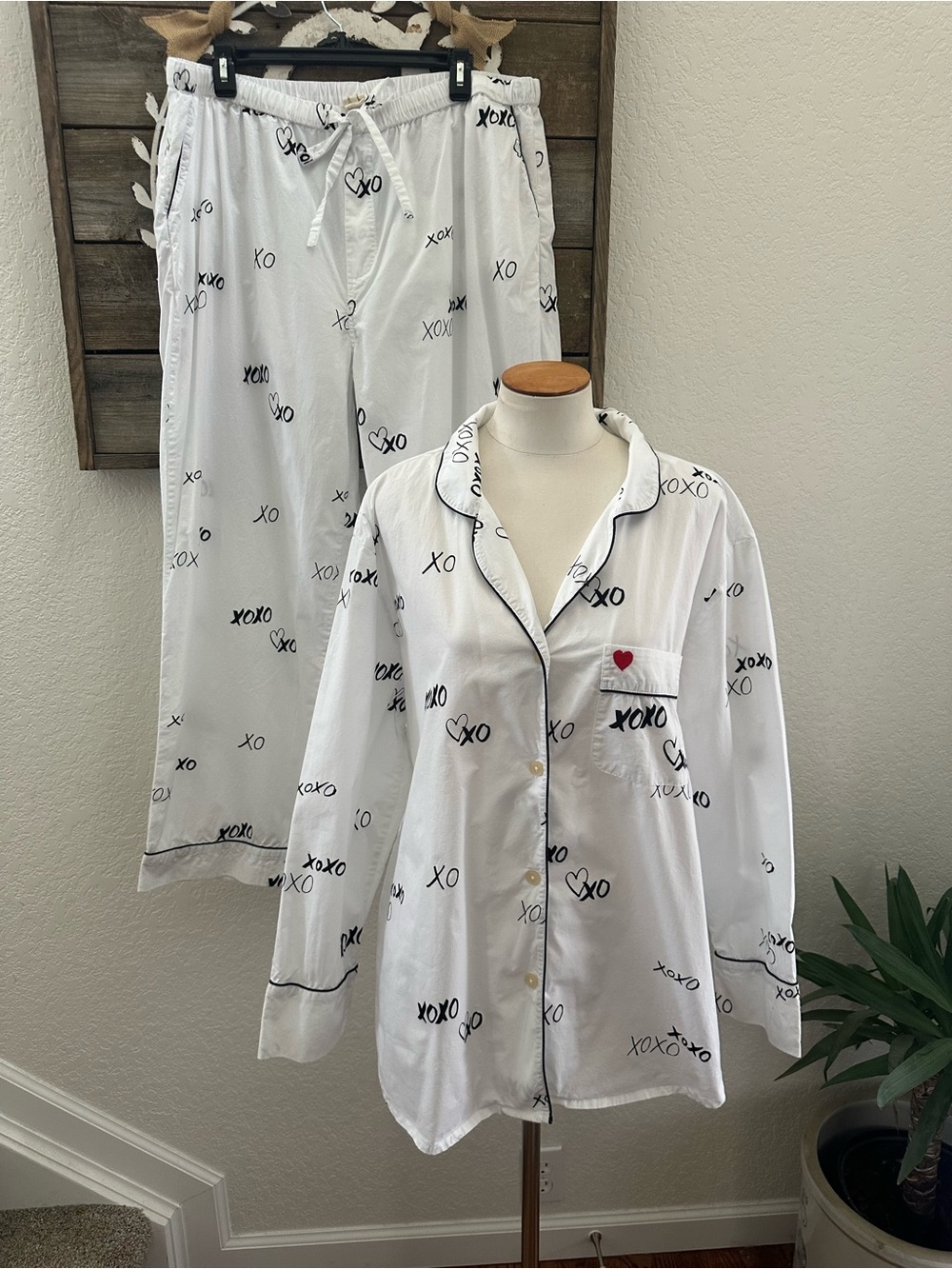 Print Fresh x Mom Edit XO Printed White Pajama Set with Black Piping size XL